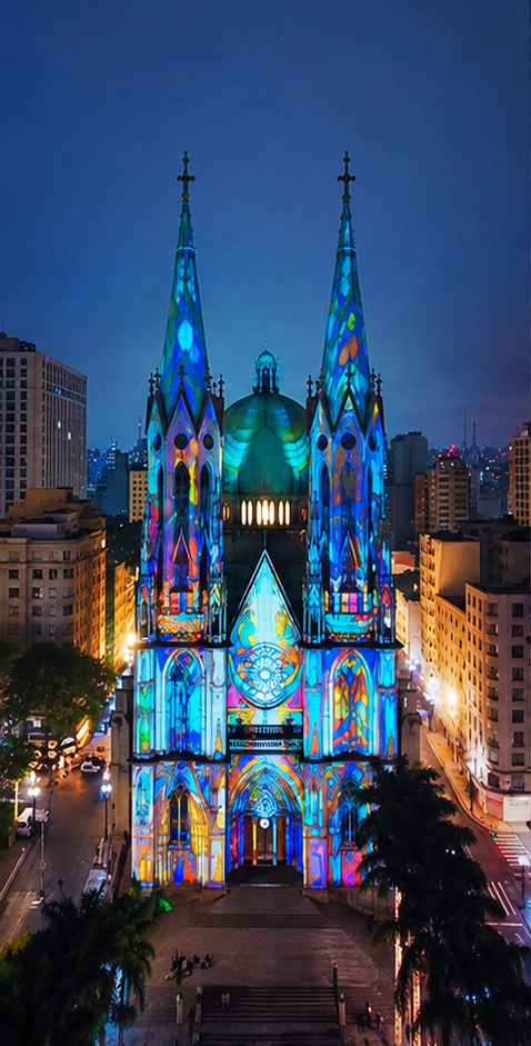 Fachada iluminada por projeção mapeada em tons de azul